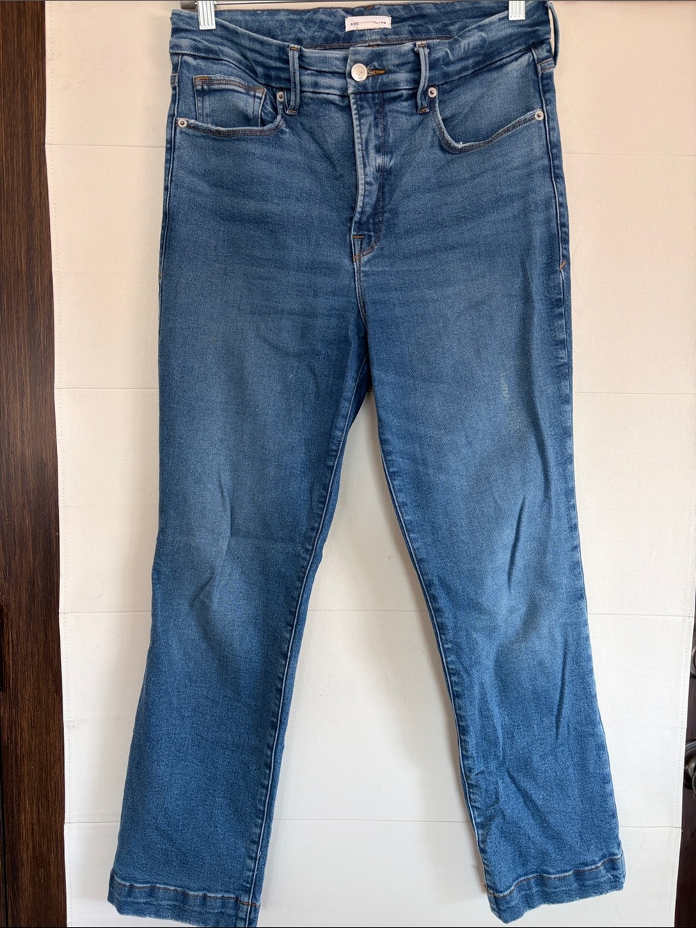 Good American Straight Leg Jeans in Mid Blue Wash